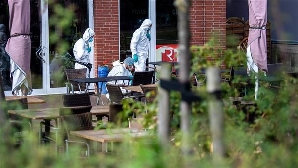 Einsatzkräfte der Polizei suchen nach einem Tötungsdelikt in einem Restaurant in der Innenstadt von Stade am Tatort nach Spuren.