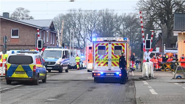 Ein Mann ist kurz vor der Ankunft im Bahnhof Brokstedt mit einem Messer auf Reisende losgegangen. Das Gebiet um den Bahnhof herum wurde abgesperrt.