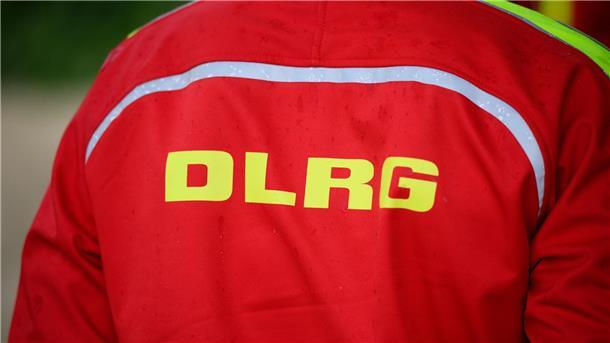 DLRG steigert Mitgliederzahlen: Rekord Ein Mann mit einer DLRG Jacke.
