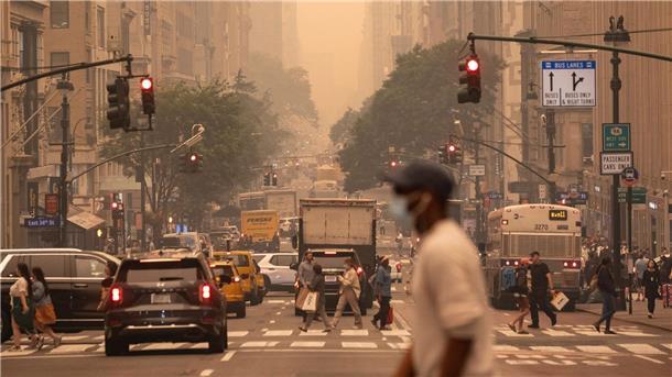 Ein Mann mit FFP2-Maske überquert eine Kreuzung in Manhattan.