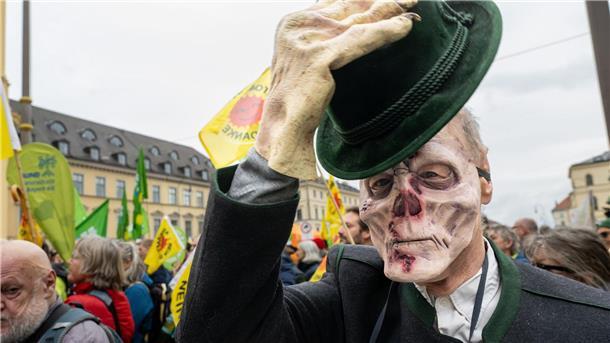 Atomausstieg vollzogen - Historischer Tag für Deutschland Ein Mann mit Totenschädel-Maske nimmt in München an einer Kundgebung des Bündnisses für Atomausstieg teil.