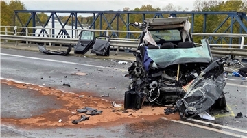 Unfall mit drei Toten im Kanal – Polizei untersucht Leichen Ein Mann schwebt nach dem Unfall weiter in Lebensgefahr, eine Frau ist schwer verletzt.