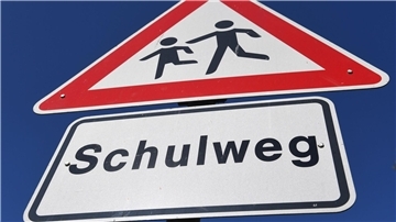 Ein Mann soll ein Mädchen auf dem Weg zur Schule entführt und sexuell missbraucht haben (Symbolbild).