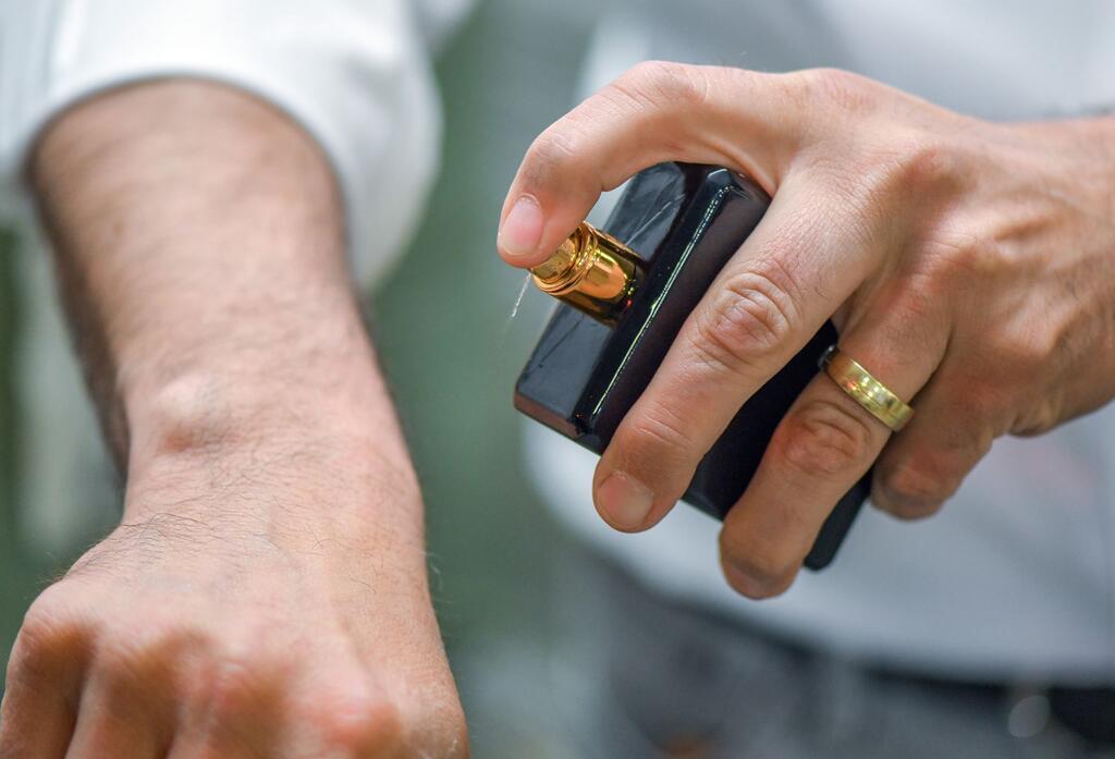 Ein Mann sprüht sich Parfum auf die Hand - Experten geben den Tipp: An Stellen, die gut durchblutet sind (zum Beispiel hinter den Ohren, am Puls oder der Armbeuge), wirken Düfte besonders intensiv. (Archivbild)