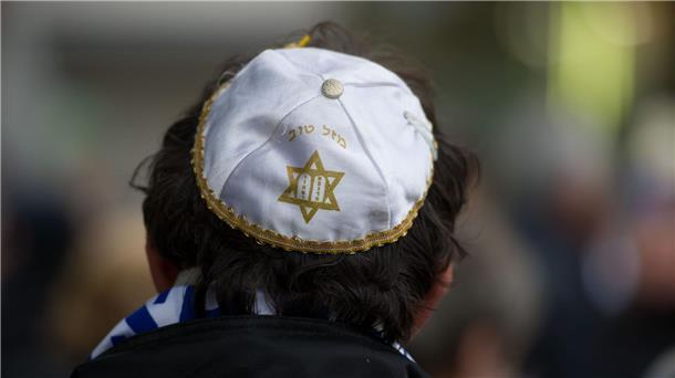 Ein Mann trägt eine Kippa.