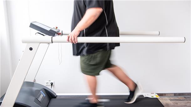 WHO: Hälfte der Europäer bräuchte Reha Ein Mann trainiert an einem Laufband um seine Ausdauer nach einer Coronainfektion zu stärken.