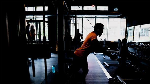Rabatte fürs Joggen? BGH stärkt Rechte Versicherter Ein Mann trainiert in einem Fitnessstudio in Berlin. Der Bund der Versicherer (BdV) hält einige Regelungen eines Versicherungstarifs der Generali-Tochter Dialog Lebensversicherungen für intransparent.