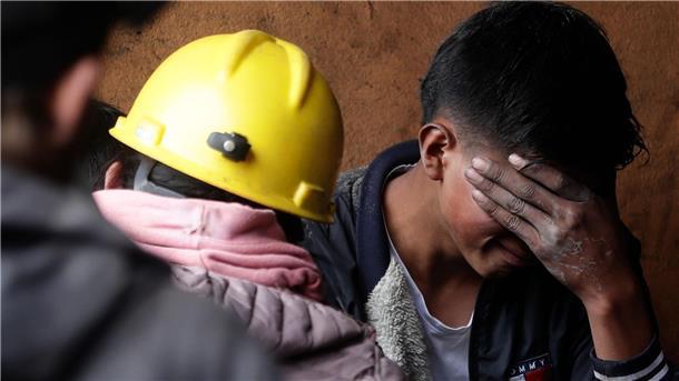 Schon 21 Tote nach Grubenunglück in Kolumbien Ein Mann trauert vor der Kohlemine, die von einer Explosion betroffen war. Die Zahl der Toten nach der Explosion ist nach offiziellen Angaben weiter gestiegen.