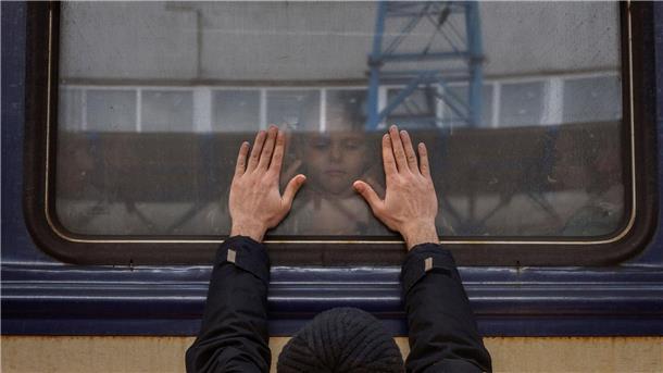 Ein Mann verabschiedet sich von seiner fünfjährigen Tochter am Bahnhof von Kiew in der Ukraine.