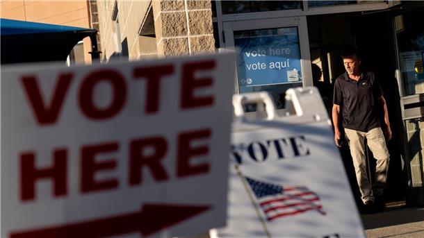 Das Wichtigste zu den „Midterms“ in den USA Ein Mann verlässt ein Wahllokal in Cranston.