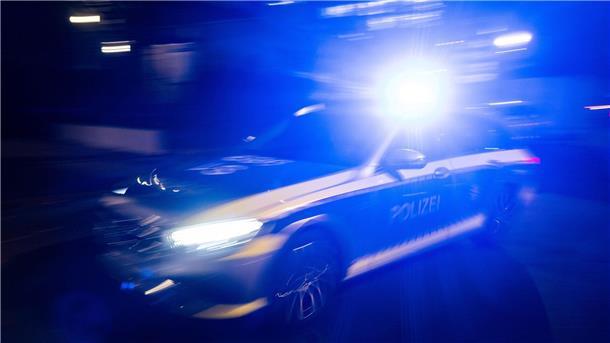 82-Jährige mit Salatschüssel auf dem Kopf erschreckt Mann Ein Mann vermutet einen Überfall und ruft die Polizei - dabei wollte ihn eine Bekannte mit Ihrem Besuch am Nikolausabend nur überraschen. (Symbolbild)
