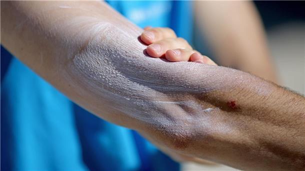 Ein Viertel nutzt Sonnencreme nur im Freibad oder Urlaub Ein Mann verreibt Sonnencreme auf seinem Arm. Einer aktuellen Umfrage zufolge nutzt gut ein Drittel aller Befragten im Frühjahr und Sommer normalerweise kein Sonnenschutzmittel.