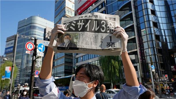 Nordkorea setzt Tests mit atomwaffenfähigen Raketen fort Ein Mann verteilt in Tokio eine Sonderausgabe der Zeitung Yomiuri, in der über die jüngsten Raketenstarts Nordkoreas berichtet wird.