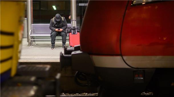 Bahnstreik und Bauernproteste in Niedersachsen und Bremen Ein Mann wartet mit Koffer an einem Gleis im Hauptbahnhof Hannover.