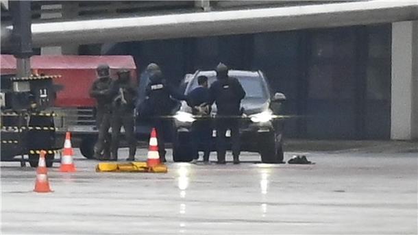 Hamburger Flughafen: Glückliches Ende einer Geiselnahme Ein Mann wird auf dem Hamburger Flughafen von der Polizei weggeführt. 18 Stunden hatte er seine vierjährige Tochter in seiner Gewalt, bevor er verhaftet werden konnte.