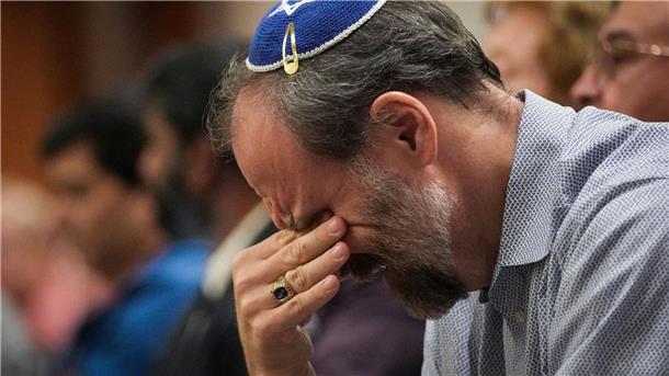Berichte über Hamas-Gräuel in Israel - Israel bombt massiv Ein Mann wischt sich während einer Solidaritäts-Veranstaltung für Israel im texanischen Houston Tränen aus dem Gesicht.
