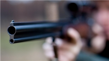 Jagdverband: Immer mehr Menschen mit Jagdschein Ein Mann zielt mit seinem Jagdgewehr.