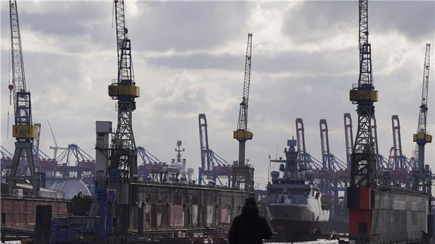 Ein Marineschiff liegt im Trockendock der Werft Blohm + Voss im Hamburger Hafen.