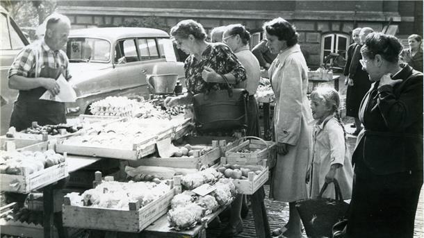 Ein Marktstand in der Innenstadt 1959.