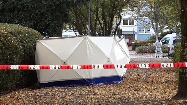 Frau mit Messerstichen getötet – Täter auf der Flucht Ein maskierter Mann hat auf eine Frau eingestochen, als sie ihr Wohnhaus in Bremen verließ. Auch ihr Sohn wurde verletzt.