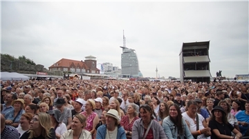 Menschenmassen an der Weser
