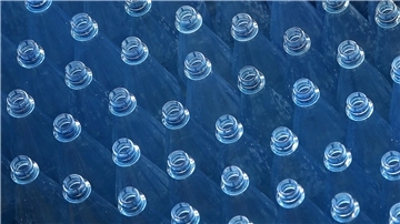 Ein Meer von Plastikflaschen, die nach ihrer Leerung wieder genutzt werden. (Symbolbild)