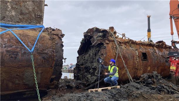 Ein mehr als 100 Jahre altes deutsches U-Boot-Wrack liegt zerbrochen in zwei Teile im Hafen. Es handelt sich um das 1919 nördlich von der zu Hamburg gehörenden Insel Scharhörn gesunkene U-Boot U-16 der Kaiserlichen Marine.