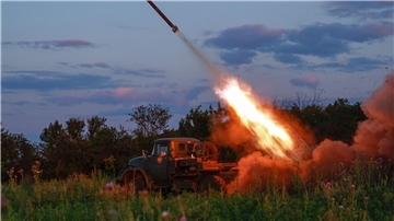 Ein Mehrfachraketenwerfer der ukrainischen Armee feuert Raketen auf russische Stellungen in der Nähe von Bachmut.