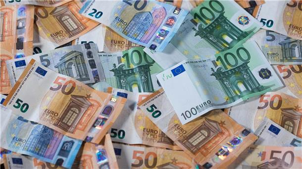 Ein Mensch in Bremen hat eine Tasche mit sehr viel Geld gefunden - nun hat sich der Eigentümer gemeldet. (Symbolbild) 