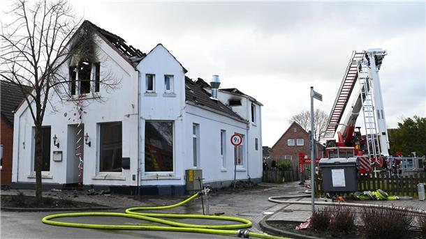 Ein Toter und fünf Schwerverletzte bei Feuer in Bunde Ein Mensch konnte nur noch tot aus dem ausgebrannten Gebäude geborgen werden.