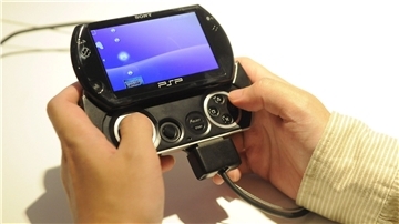 Ein Messebesucher spielt mit der PSP Go am Eröffnungstag der E3 Expo 2009 in Los Angeles.