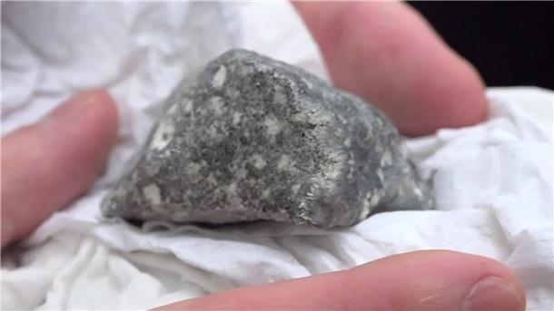 Suche nach Meteoritenstücken geht weiter Ein Meteoritenteil wurde auf einem Feld bei Ribbeck gefunden.