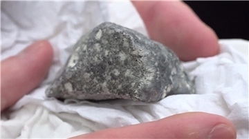 Ein Meteoritenteil wurde auf einem Feld bei Ribbeck gefunden.