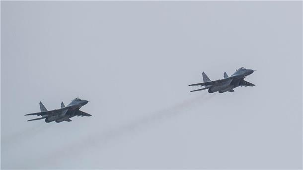 Kampfjet-Lieferung an die Ukraine: Scharfe Kritik aus Moskau Ein MiG-29-Kampfflugzeug während einer Flugschau auf dem Luftwaffenstützpunkt Malacky-Kuchyoa in der Slowakei.