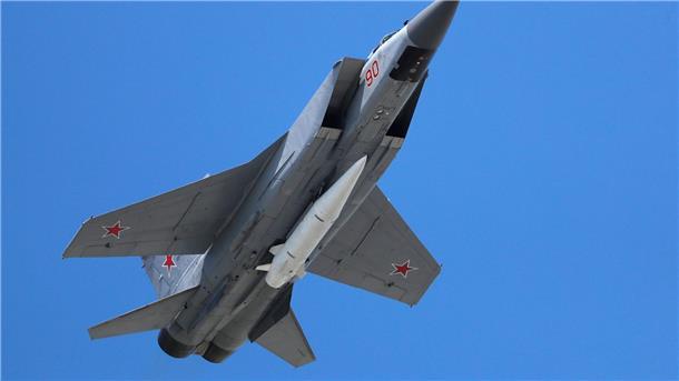 Ein Mikoyan MiG-31 Abfangjäger der russischen Luftwaffe fliegt bei der russischen Militärparade zum Tag des Sieges beladen mit einer ballistischen Luft-Boden-Rakete „Kinschal“. (Archivbild)