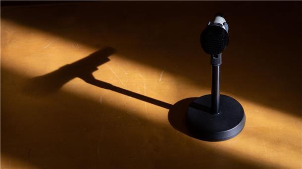Femizid in Bremen: 44-Jähriger wegen Totschlags verurteilt Ein Mikrofon steht in einem Saal eines Gerichts.