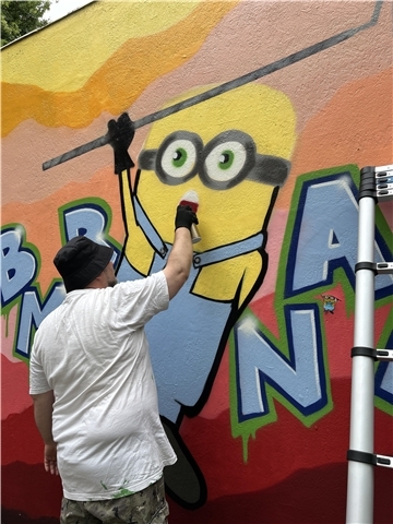 Ein Minion-Graffiti bringt Farbe auf den Schulhof der Wilhelm-Raabe-Schule in Bremerhaven.