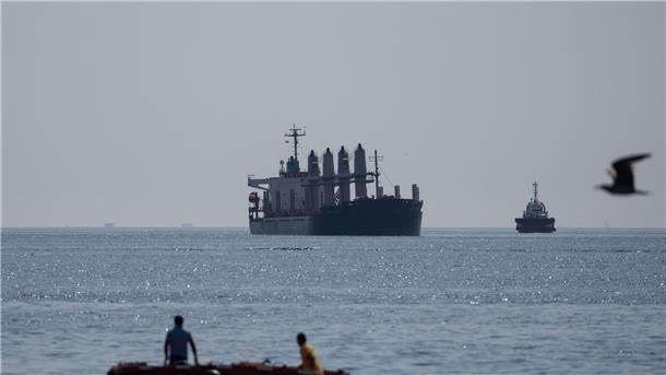 Krieg gegen die Ukraine: So ist die Lage Ein mit Getreide beladenes Frachtschiff ankert im Marmarameer vor Istanbul (Archivbild). Die Vereinbarung über ukrainische Getreideexporte war ursprünglich von den Vereinten Nationen und der Türkei vermittelt worden.
