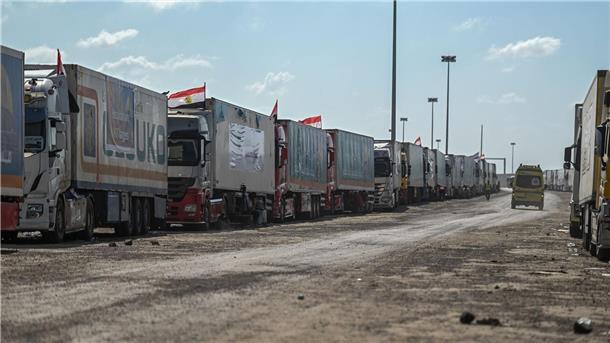 Ein mit Hilfsgütern beladener LKW-Konvoi am Grenzübergang Rafah zwischen Ägypten und dem Gazastreifen.