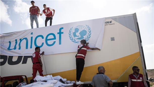 WHO hat Kontakt zu Mitarbeitern im Gazastreifen verloren Ein mit Hilfsgütern beladener LKW steht am 20.10.2023 vor dem Grenzübergang Rafah zwischen Ägypten und dem Gaza-Streifen. Das UN-Kinderhilfswerk (Unicef) hat eigenen Angaben zufolge keinen Kontakt mehr zu seinen Kollegen in Gaza.