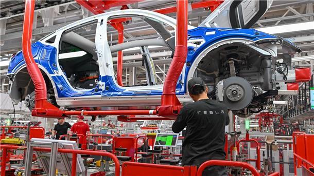 Ein Mitarbeiter arbeitet im Tesla-Werk Berlin Brandenburg an einer Fertigungslinie für Elektrofahrzeuge vom Typ Model Y.