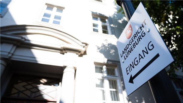 Urteile im Prozess um verkaufte Aufenthaltstitel erwartet Ein Mitarbeiter der Ausländerbehörde des Landkreises Lüchow-Dannenberg und ein Helfer sollen Aufenthaltstitel verkauft haben. (Symbolbild)
