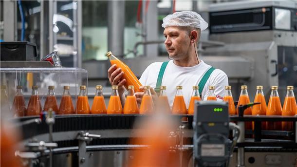 Wendland setzt verstärkt auf Ausbildung von Fachkräften Ein Mitarbeiter der Firma Voelkel kontrolliert Glasflaschen nach dem Abfüllen.
