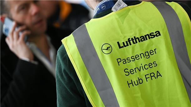 Ein Mitarbeiter der Lufthansa steht im Terminal 1 des Frankfurter Flughafens für Fragen von Fluggästen bereit.
