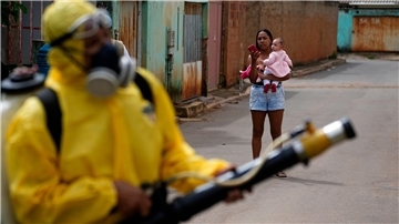 Ein Mitarbeiter des Gesundheitswesens räuchert ein Viertel in Brasilia gegen die Mücken aus.