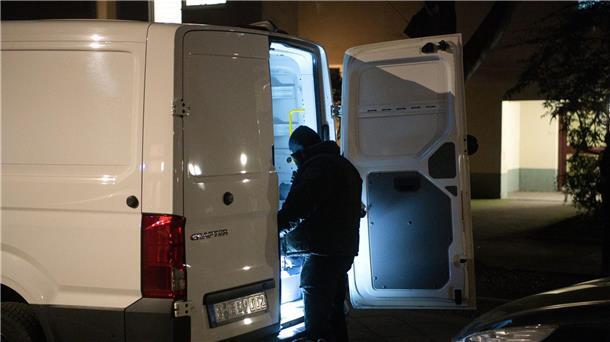 Schleyer-Sohn: Klettes unentdecktes Leben „unheimlich“ Ein Mitarbeiter des Kampfmittelräumdienstes steht vor dem Wohnhaus der früheren RAF-Terroristin Daniela Klette, das wegen einer möglichen Gefahr geräumt wurde, an einem Einsatzfahrzeug.