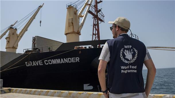 Krieg gegen die Ukraine: So ist die Lage Ein Mitarbeiter des Welternährungsprogramms (WFP) steht auf dem Dock neben dem Massengutfrachter Brave Commander, nachdem dieser im Hafen von Dschibuti angekommen ist.