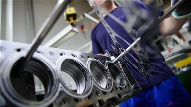 Ein Mitarbeiter eines Autozulieferers kontrolliert die Produktion der Zylinderkopfdichtungen.
