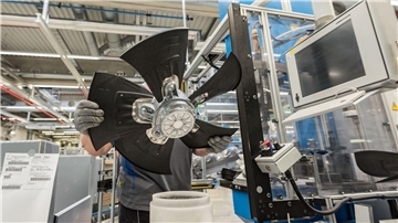 Deutsche Elektroindustrie exportiert auch im August weniger Ein Mitarbeiter eines Herstellers von Ventilatoren und Elektromotoren montiert einen Lüfter.