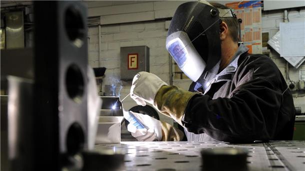 Metallindustrie im Norden fehlen Zehntausende Fachkräfte Ein Mitarbeiter eines metallverarbeitenden Betriebes in Kiel schweißt eine Naht an einem Werkstück.
